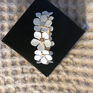 🌸NEW🌸Boutique style white resin flower bracelet
